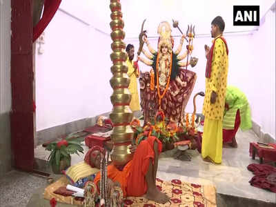 Navaratri 2021: पुजारी ने सीने पर 21 गंगाजल से भरे कलश रख शुरू की देवी दुर्गा की पूजा, पिछले 25 सालों से ऐसे ही कर रहे अनुष्ठान