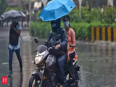 पावसात टू-व्हीलर चालवताना छत्री उघडली तर मोठी दंडात्मक कारवाई, पाहा कुठं लागू झाला नियम?