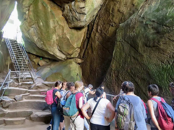 एडक्कल गुफा ट्रेक - Edakkal Cave Trek in Wayanad in Hindi