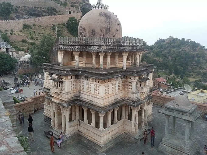 विशाल शिवलिंग वाला शिव मंदिर - Shiva Temple with huge shivling