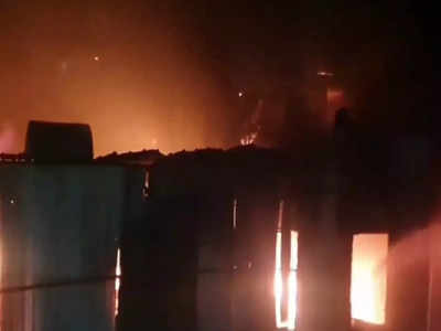 Noida Fire: नोएडा की फर्नीचर कंपनी में लगी आग, लाखों का माल जलकर हुआ राख