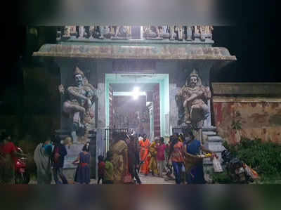 வேளாங்கண்ணி ஸ்ரீ ரஜதகிரீஸ்வரர் ஆலயத்தில் நடைபெற்ற நவராத்திரி கொலு பூஜை விழாவில் அம்மனுக்கு கௌமாரி  அலங்காரம்