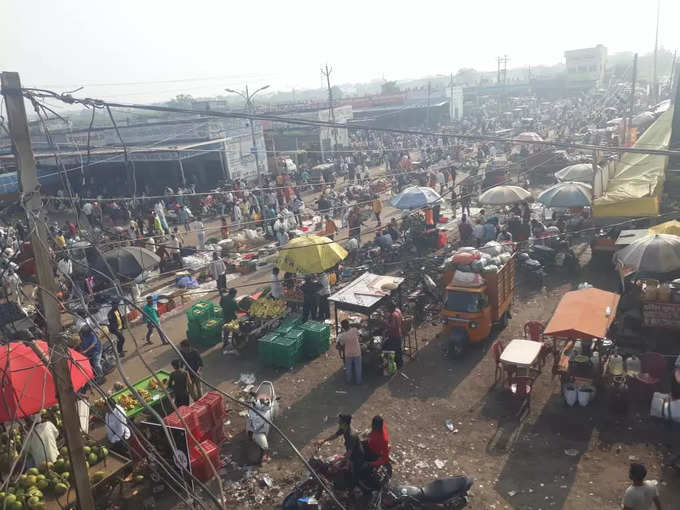 औरंगाबादः जाधववाडी येथील कृषी उत्पन्न बाजार समिती आवारात भाजीपाल्याची आवक नेहमी पेक्षा दहा ते वीस टक्क्यांनी कमी