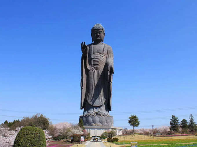 उशिकु दाइबुत्सु - Ushiku Daibutsu in Hindi