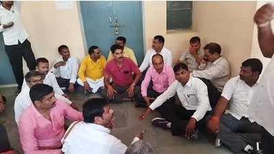 Jaunpur News: बदलापुर तहसील में नाराज वकीलों ने किया बवाल, एसडीएम पर लगाए भ्रष्टाचार के आरोप