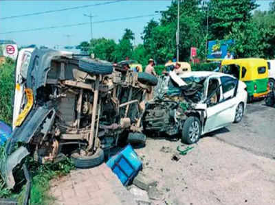 तेज रफ्तार कार रिक्शे में टक्कर मारने के बाद टेंपो से टकराई कार, एक की मौत, 3 लोग जख्मी