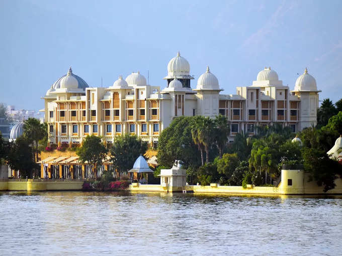 उदयपुर में पिछोला झील पर सूर्यास्त नाव क्रूज पर - At Sunset Boat Cruise on Lake Pichola in Udaipur