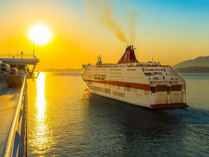 गोवा में सूर्यास्त के दौरान एक क्रूज पर - On a Cruise during Sunset in Goa