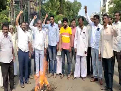 पूरग्रस्तांच्या मदतीवरून पुन्हा राडा; महाविकास आघाडी सरकारच्या प्रतीकात्मक पुतळ्याचे दहन