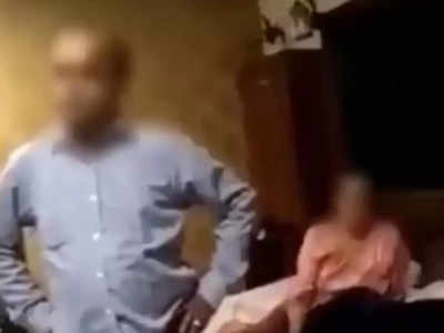 62 साल के पिता को बेटे ने होटल में गर्लफ्रेंड के साथ पकड़ा, पत्नी पहुंची तो शुरू हो गया बवाल