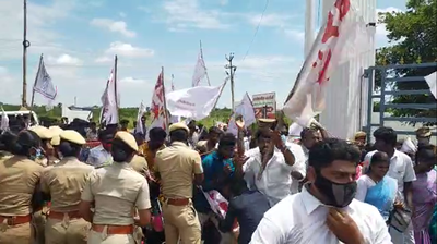 முற்றுகையில் இறங்கிய மாணவர்கள்;                                             காவல் துறையுடன் திடீர் தள்ளுமுள்ளு!