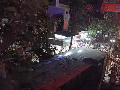 Ghaziabad News: गाजियाबाद में फ्लाईओवर से नीचे सड़क पर जा गिरी बस, बाइक सवार की दबकर मौत, 3 घायल