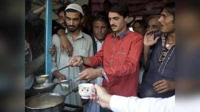 पाकिस्तान में एक कप चाय की कीमत 40 रुपये, इमरान खान के महंगाई गिफ्ट से अवाम हलकान