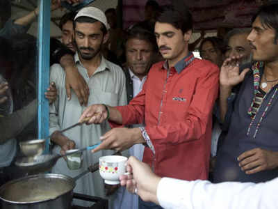 पाकिस्तान में एक कप चाय की कीमत 40 रुपये, इमरान खान के महंगाई गिफ्ट से अवाम हलकान