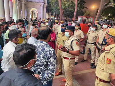 फेस्टिव सीजन में ना हो जाए चूक, खुद सड़कों पर उतरे दिल्ली पुलिस के कई डीसीपी