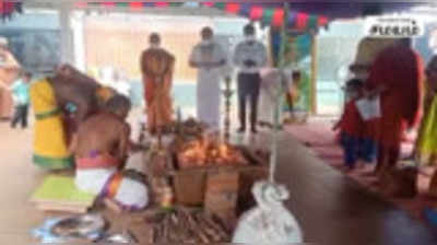 விஜயதசமியை முன்னிட்டு மழலை குழந்தைகளை பெற்றோர்கள் ஆர்வமுடன் பள்ளியில் சேர்த்தனர்
