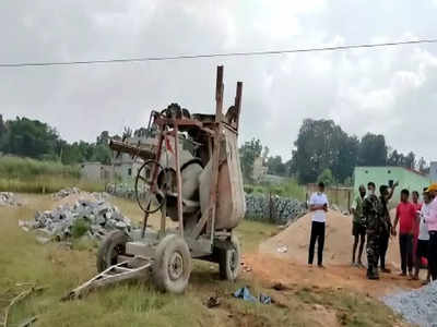 Jharkhand News : हाईटेंशन तार की चपेट में आने से दो मजदूरों की मौत, 10 घायल, मकान का लेंटर डालने के लिए ले जा रहे थे मशीन