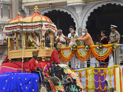 ಮೈಸೂರು ದಸರಾ ಜಂಬೂಸವಾರಿಗೆ ವರ್ಣರಂಜಿತ ತೆರೆ: ಕಣ್ಮನ ಸೆಳೆದ ಸ್ತಬ್ಧಚಿತ್ರಗಳು!