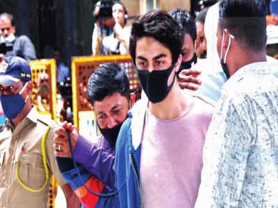 बॉलिवुड में खान राज को चुनौती! आर्यन खान की गिरफ्तारी को फिल्म इंडस्ट्री कैसे देखती है