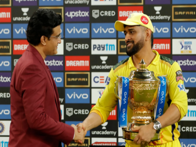 सौरभ गांगुली ने सौंपी धोनी को IPL 2021 की ट्रॉफी