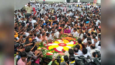 எல்லாம் மேல இருக்கிறவங்க பார்த்துக்குவாங்க: ஒதுங்கிக் கொண்ட சசிகலா?