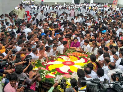 எல்லாம் மேல இருக்கிறவங்க பார்த்துக்குவாங்க: ஒதுங்கிக் கொண்ட சசிகலா?