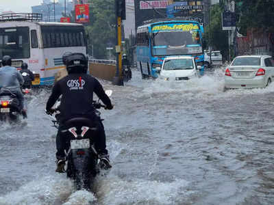 സംസ്ഥാനത്ത് അഞ്ച് ജില്ലകളിൽ റെഡ് അലേർട്ട്; വിവിധ പ്രദേശങ്ങളില്‍ വെള്ളക്കെട്ടും ഗതാഗത തടസ്സവും; ജാഗ്രത പാലിക്കണമെന്ന് മുഖ്യമന്ത്രി