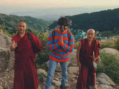 कार्तिक आर्यन ने बौद्ध भिक्षुओं के साथ शेयर की तस्वीर, ऐक्टर ने खुद को बताया बंदर