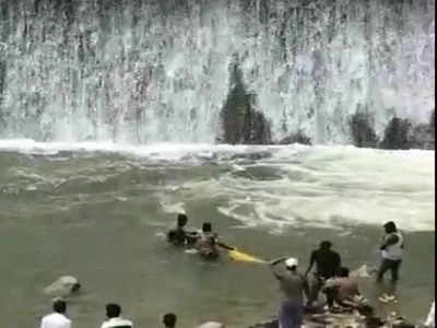 Dindi Reservoir: జాలువారుతున్న జల్లులను చూస్తూ.. ప్రాణాలు పోగొట్టుకున్న యువకులు