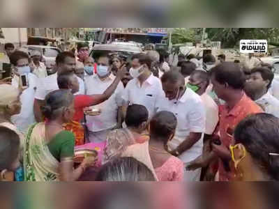 அதிமுக பொன்விழா ஆண்டு; இனிப்பு வழங்கி கொண்டாட்டம்!