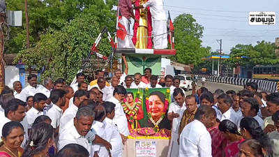 முன்னாள் அமைச்சர் கே டி ராஜேந்திர பாலாஜி அவர்கள் தலைமையில் எம்ஜிஆர் சிலைக்கு மாலை அணிவித்து மரியாதை!