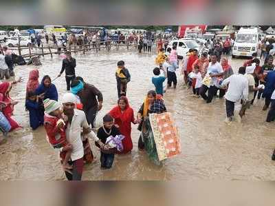 Saharanpur News: पहाड़ों में भारी बार‍िश के बीच सिद्धपीठ शाकुंभरी देवी में आया पानी, वाहनों समेत फंस गए श्रद्धालु