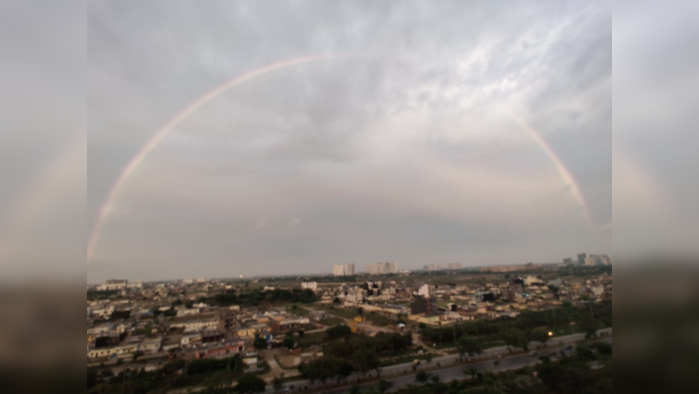 Delhi NCR Rains: दिल्ली-NCR में बारिश से ठंडक के बीच आसमान में दिखा सतरंगी नजारा, देखिए तो सही