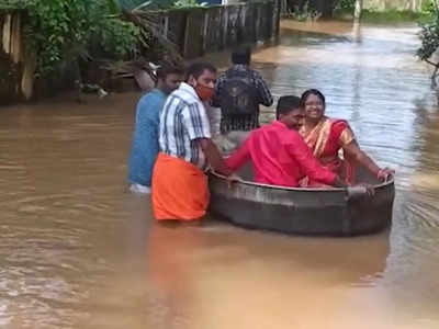 ക്ഷേത്രപരിസരം വെള്ളത്തിൽ, ചെക്കനും പെണ്ണും ചെമ്പിൽ; വെള്ളക്കെട്ടിനെ അതിജീവിച്ച് ഒരു കല്യാണം