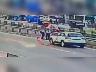 2 girls run over by vehicle : पोलीस अधिकाऱ्याने दोन तरुणींना चिरडलं, १ ठार; थरारक घटना सीसीटीव्हीत कैद