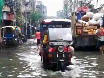 নাগাড়ে বৃষ্টিতে জল থইথই হাওড়া, পুরসভার বিরুদ্ধে ক্ষোভ