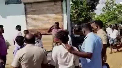 எனக்கே சரக்கு தரமாட்டியா? -டாஸ்மாக் ஊழியர்களை கடைக்குள் வைத்து பூட்டிய ஓசி குடி மகன்!