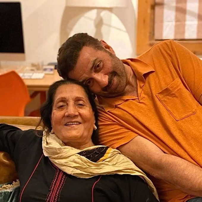 मां प्रकाश कौर के साथ सनी देओल- Instagram@iamsunnydeol