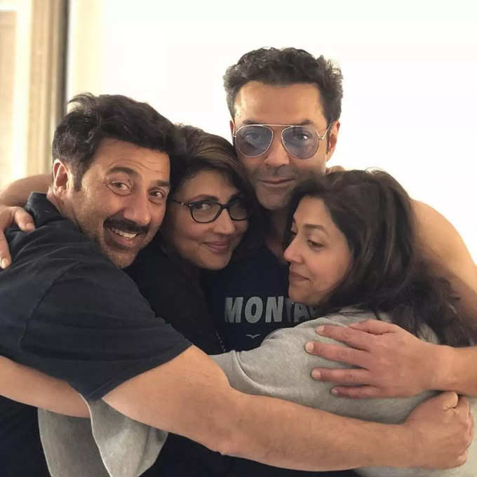 बहनों और भाई बॉबी के साथ सनी- Instagram@iambobbydeol