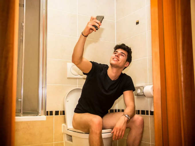 ​बाथरूम में मोबाइल फोन साथ ले जाना