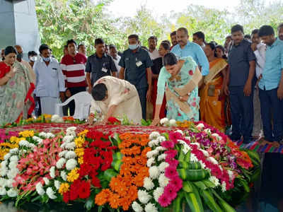 ఇడుపులపాయ చేరుకున్న షర్మిల.. ఎందుకంటే..?