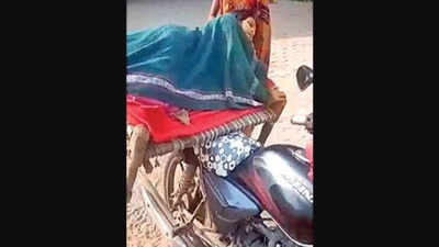 MP में खाट पर स्वास्थ्य व्यवस्था: महिला मरीज को बाइक में खाट बांध अस्पताल लेकर आए परिजन