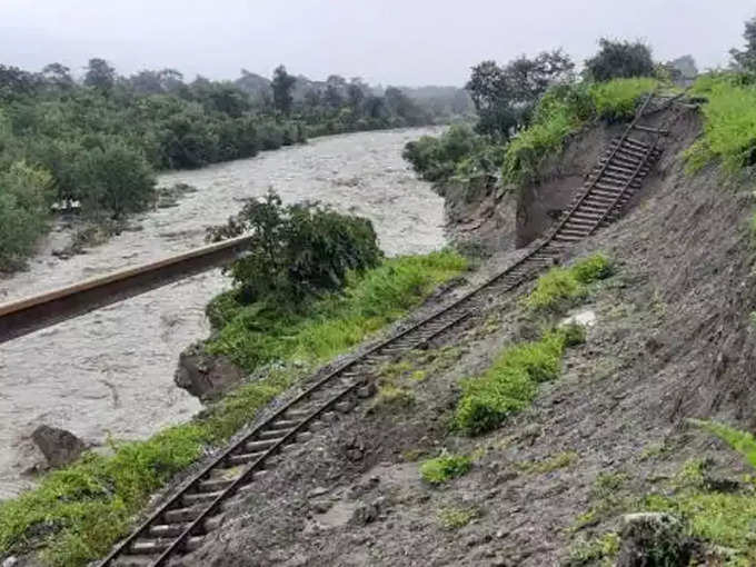 काठगोदाम में बह गया लखनऊ-दिल्ली से जोड़ने वाला रेलवे पुल