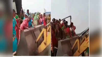 Video: महिलाओं को ट्रक से उतारने के लिए मंगाई गई JCB मशीन, यूजर्स ने कहा- देसी जुगाड़ जिंदाबाद!
