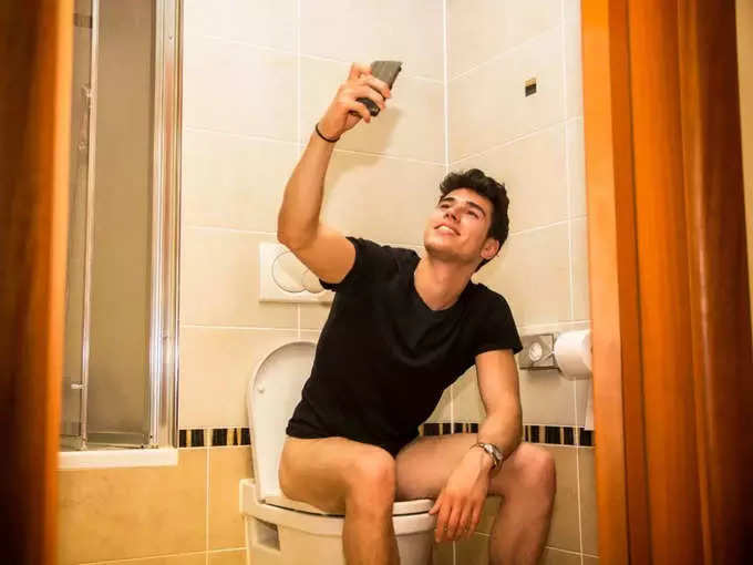 मोबाईल बाथरुममध्ये घेऊन जाणं