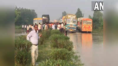 Moradabad News: मुरादाबाद में बारिश से हाल-बेहाल, दिल्ली-लखनऊ हाइवे पर पानी भरने से गाड़ियों को रोका गया