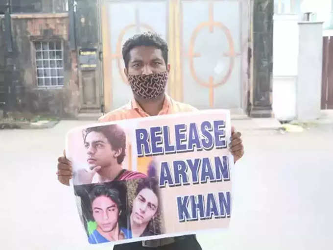 कोर्ट के बाहर जमा हुए शाहरुख खान के फैंस, आर्यन को जमानत देने की कर रहे हैं मांग