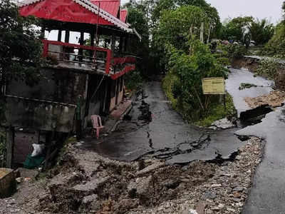 টানা বর্ষণ-ধসে বিপর্যস্ত পাহাড়, পর্যটকদের জন্য জারি সতর্কবার্তা