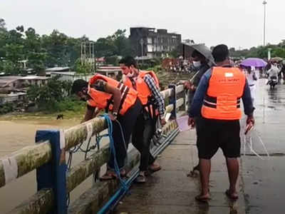 ক্ষতিগ্রস্ত বালাসন ব্রিজ, বাগডোগরা থেকে পাহাড় যেতে বিপত্তি