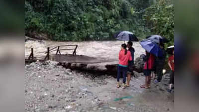 ধসে বিধ্বস্ত রাস্তাতেই রাতভর, ত্রাতা গ্রামবাসী,পর্যটন সংগঠন